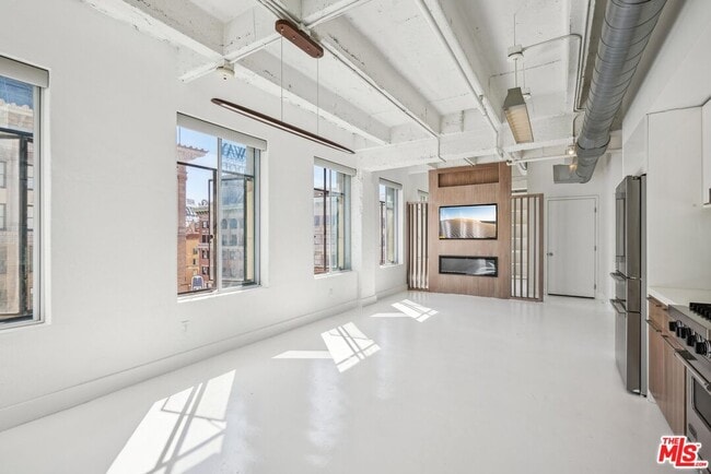 Building Photo - 6253 Hollywood Blvd Unit 1001