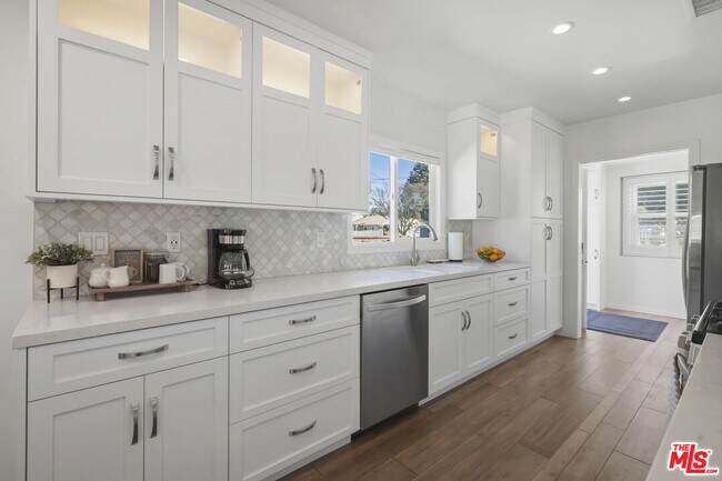 Photo - 4875 Bluebell Ave