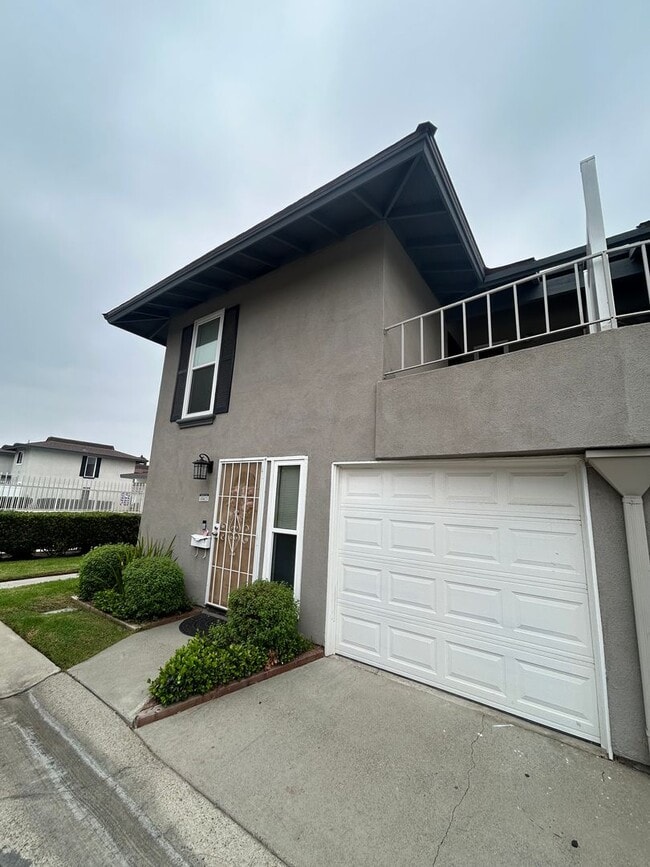 Building Photo - Lovely Cypress townhouse available, garage...