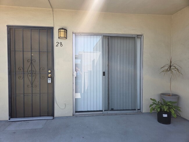 Building Photo - 995 N Mollison Ave