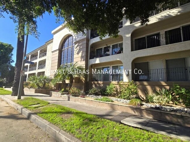 Building Photo - 4045 E 3rd St Unit 113