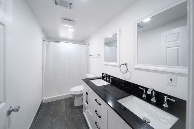 Photo - 208 W Broadbent Dr