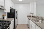 2BR, 2BA - 859SF - Kitchen - Laurel Terrace