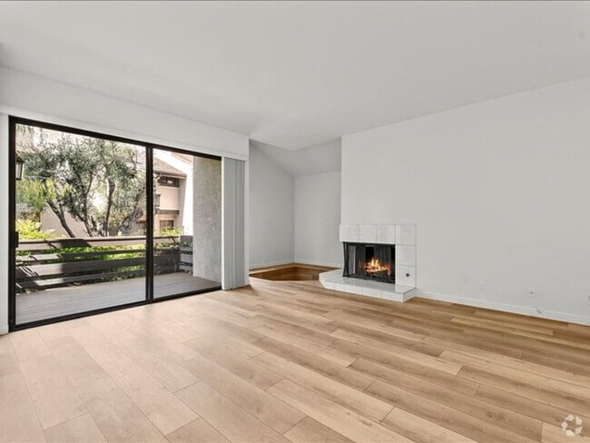 Building Photo - Spacious 3Beds+2.5Baths Townhouse With A B...