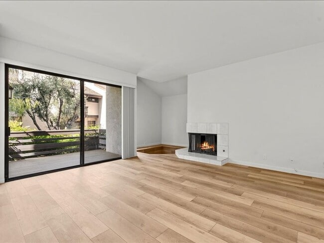 Spacious 3Beds+2.5Baths Townhouse With A B... - Spacious 3Beds+2.5Baths Townhouse With A B...