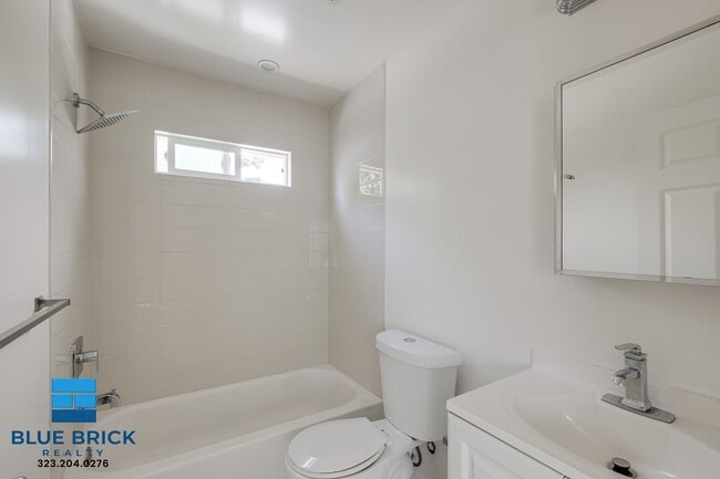 Photo - 14025 Victory Blvd