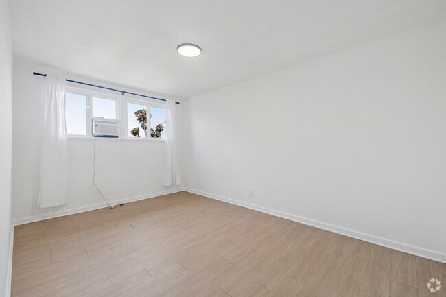 2BR, 1BA - 950SF - Bedroom - Hayworth Apartments