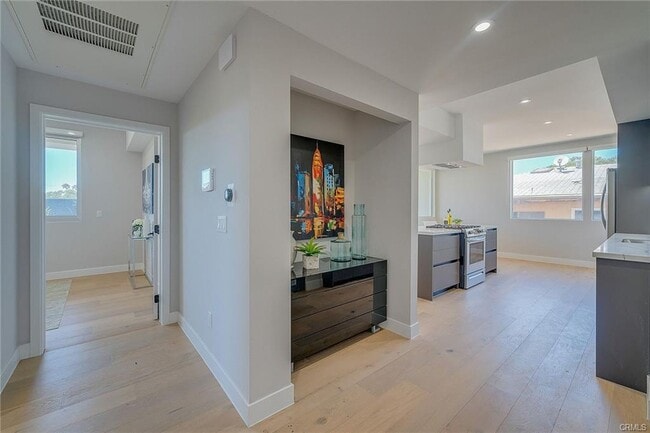 Building Photo - 1148 N Detroit St Unit 3a,