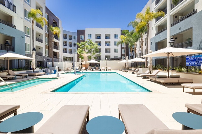 Building Photo - Elan Huntington Beach Rental