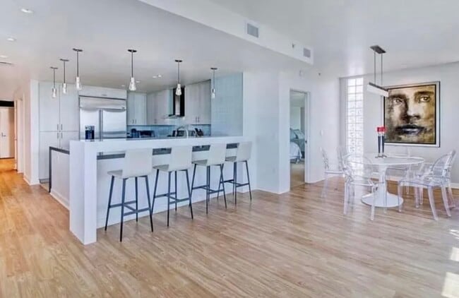 Building Photo - 3415 6th Ave Unit Penthouse