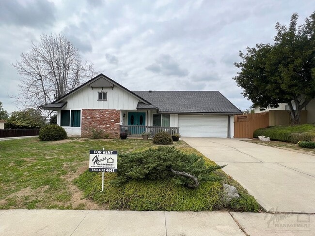 Building Photo - Homes Management - 3 bed, 2 bath home off Oak Hill