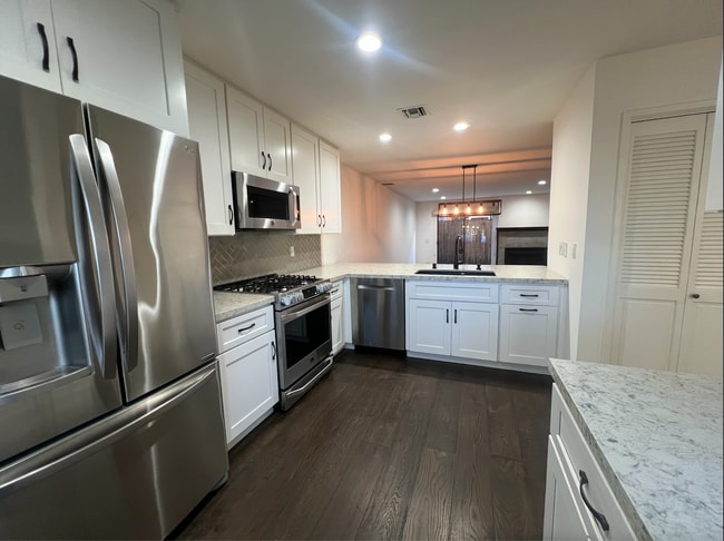 Building Photo - 2020 Delaware Ave Unit 5