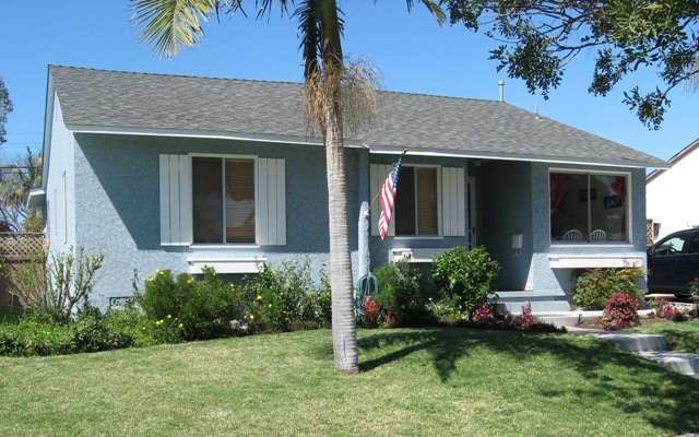 Curb appeal! Full-length gated driveway for private parking. - 14911 Fonthill Ave