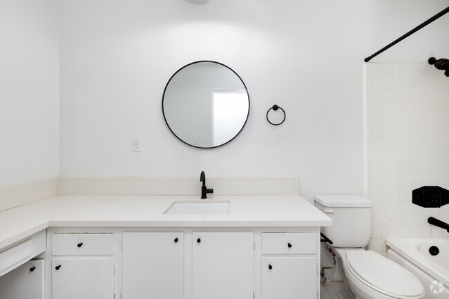 Studio, 1BA - 400SF - Bathroom - 114 Gramercy Place