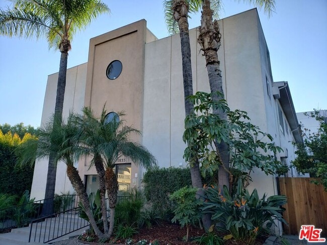 Building Photo - 1833 N Edgemont St Unit 7