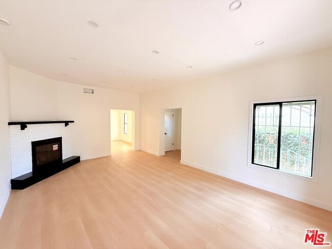 Photo - 6132 Whitsett Ave