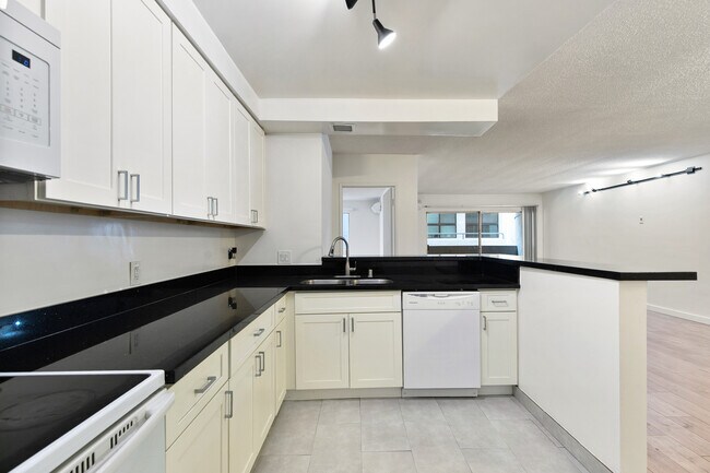 Photo - 642 N West Knoll Dr. Apartments