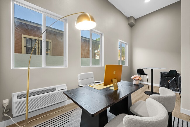 Photo - 4347 Woodlawn Ave Unit 403