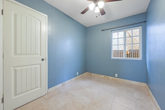 Photo - 3896 Harney St