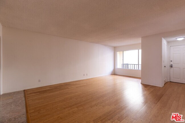 Photo - 1033 6th St Unit 304