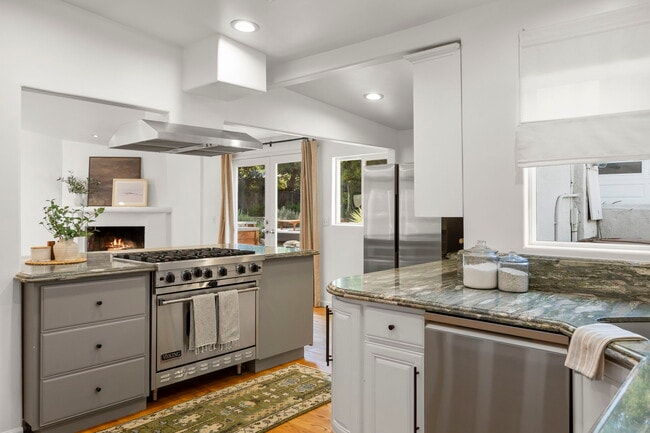 Photo - 701 Canada St