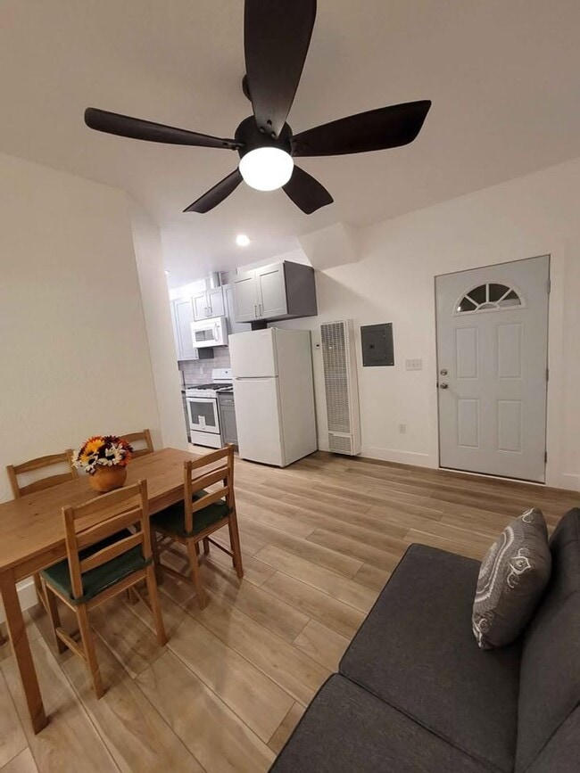 Building Photo - Newer Furnished Northwest ADU