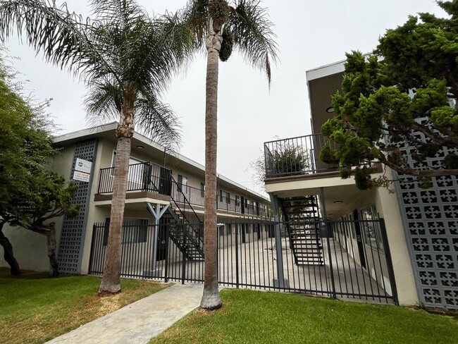 Building Photo - SPCIOUS 2 BEDROOM 1 BATH UPSTAIRS WITH PAR... Unit 1604-06
