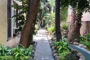 Apt #6 Gated garden - 632 N Sycamore Ave