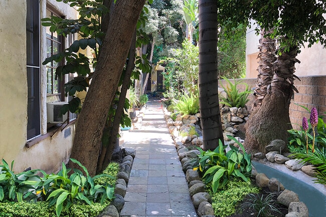 Apt #6 Gated garden - 632 N Sycamore Ave