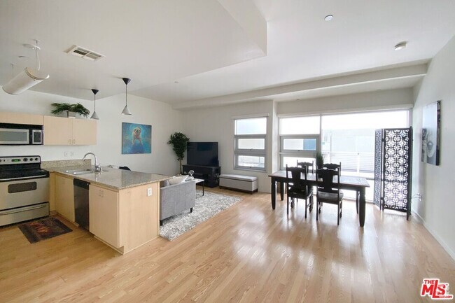 Building Photo - 630 W 6th St Rental