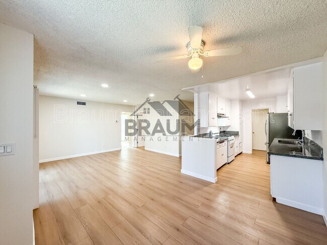 Building Photo - 6039 Whitsett Ave Unit 201