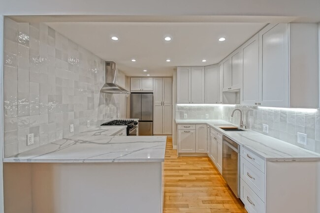 Building Photo - NEWLY REMODELED, BRIGHT & AIRY HOLLYGLEN HOME W/ REAR YARD/PATIO, 2 LIVING AREAS & BRAND NEW KITC...