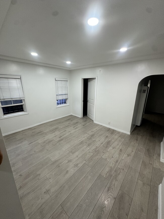 Photo - 556 W 92nd St