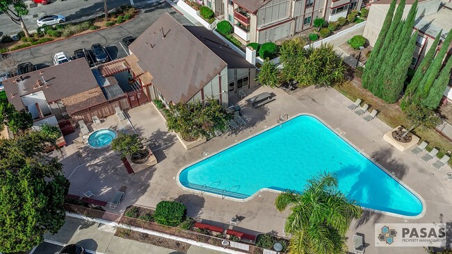 Building Photo - 2nd Floor 3 bed/2 bath Condo! Unit 9