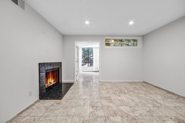 Photo - Spacious End-Unit Hollywood Condo with 2 Parking Spaces Unit 212