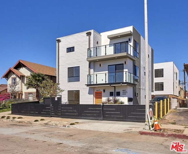 Building Photo - 4507 Lomita St Unit 4505 1/2