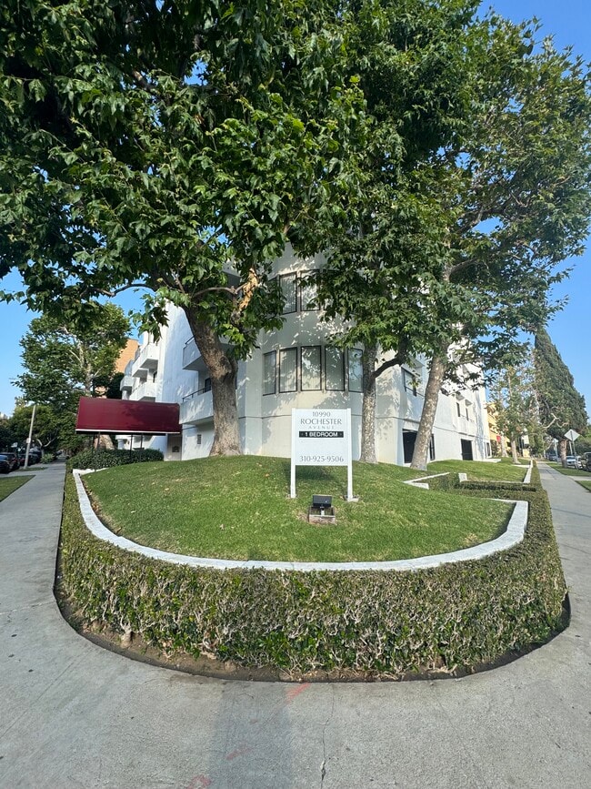 Building Photo - 10990 Rochester Ave