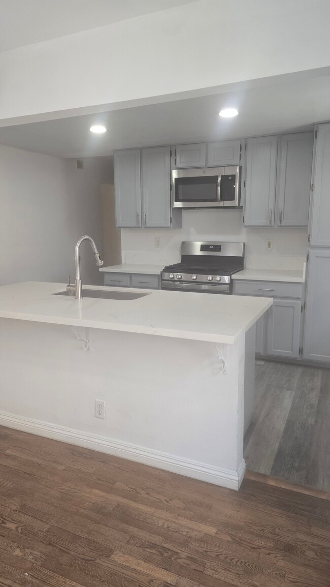 Photo - 22310 Meyler St