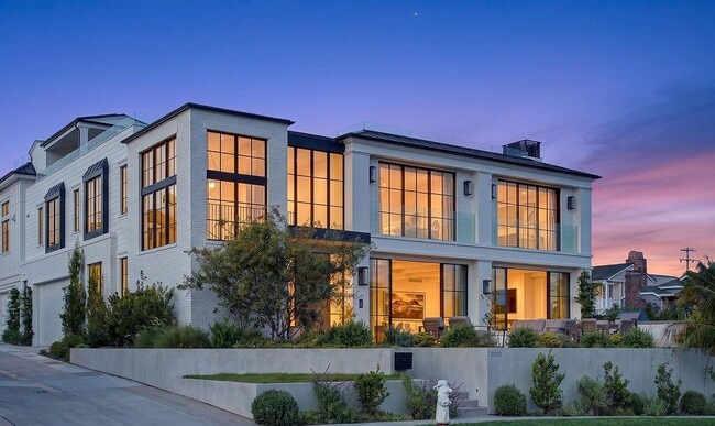 Building Photo - 2820 Bayview Dr