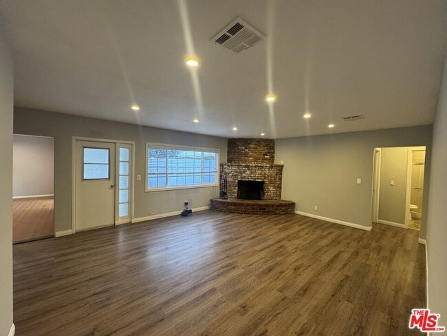 Building Photo - 6303 Vicland Pl