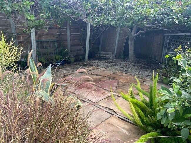 Building Photo - 924 Electric Ave Unit 924