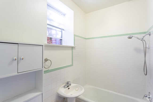 1BR, 1BA - 700 SF - #207 - 6128-6134 Wilshire Blvd., 6111-7 Warner Dr.