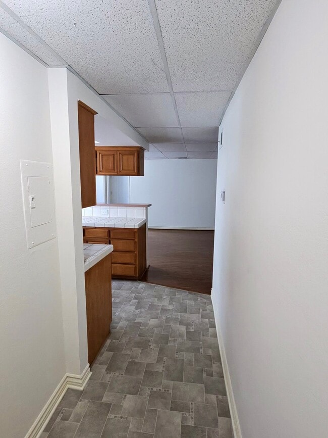 Photo - 121 S Swall Dr