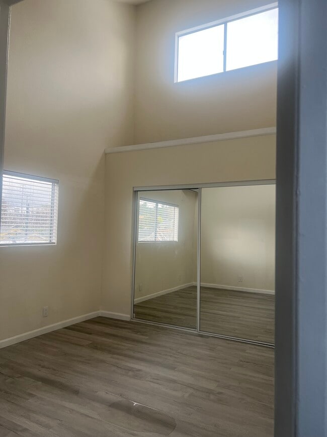 Photo - 3250 Andrita St Unit Beautiful high ceilings