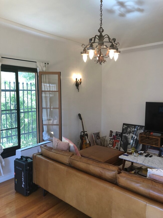 Photo - 655 S Dunsmuir Ave