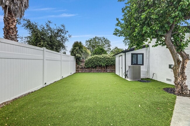 Photo - BEAUTIFULLY REMODELED, 5BD/4BA ENTERTAINER...