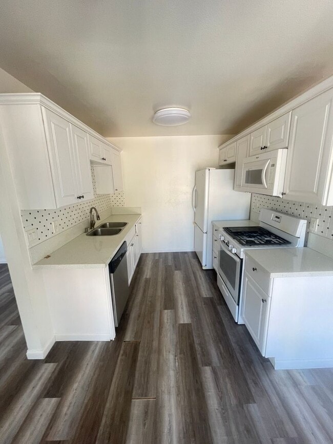 Building Photo - Bright 3BD Condo in Gated Community Unit 12