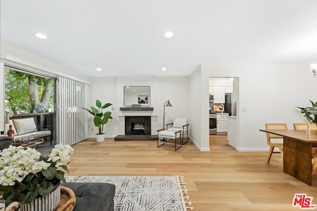 Photo - 14960 Victory Blvd Unit 101