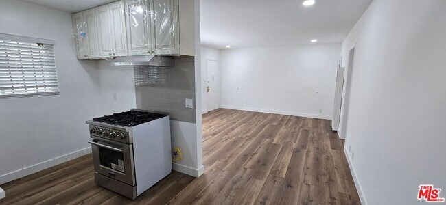 Photo - 2641 S La Salle Ave Unit 5