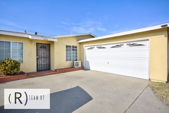 Photo - Contemporary Newly Renovated 3 Bedroom 2 Bathroom Residence